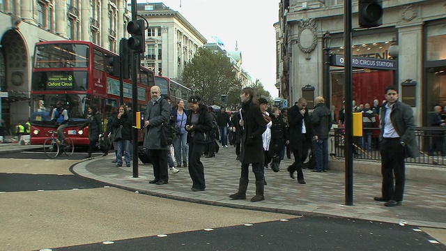 英国伦敦牛津圈的购物者和街道交通。视频素材