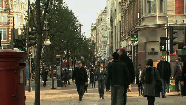 英国伦敦牛津街的购物者和街道交通。视频素材