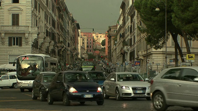 意大利罗马帝国大道(Via Fori Imperiali / Rome)与加瓦尔大道(Via Cavour)交叉口交通拥挤视频素材