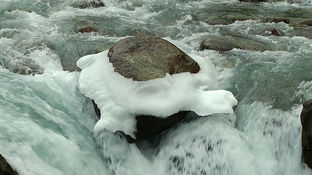 MS SLO MO Boulder，位于加拿大阿尔伯塔省Sunwapta瀑布/ Jasper国家公园顶部，周围环绕着像土星一样的雪环。视频素材