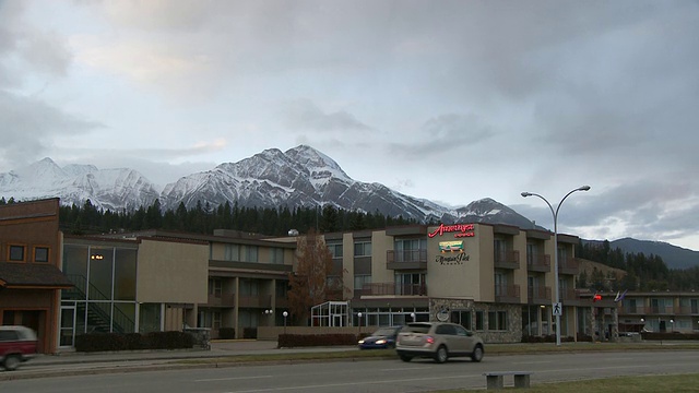 WS路和酒店与雪山的背景/贾斯珀，阿尔伯塔，加拿大视频素材