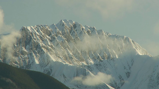 MS Snow盖在晨曦中的山/ Jasper, Alberta, Canada视频素材