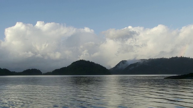 移动在绿色岛屿/沙咀附近的海上，加拿大不列颠哥伦比亚省视频素材