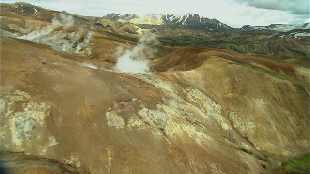 低空火山景观，蒸汽从地热喷口升起，冰岛Suourland / Selfoss视频素材