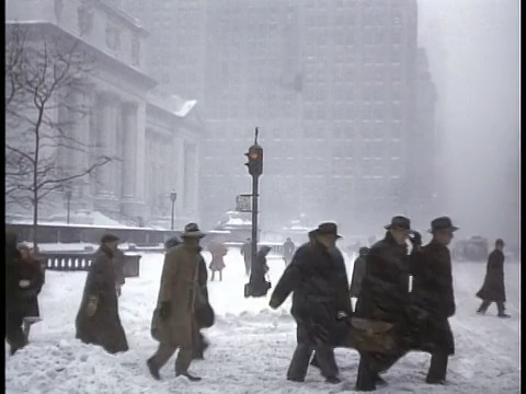 1940年美国纽约，暴风雪中行人穿过街道视频素材