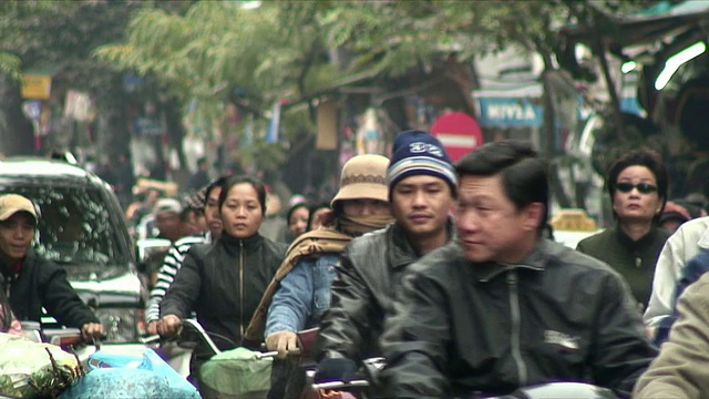 越南河内，人们在拥挤的街道上骑自行车和摩托车视频素材