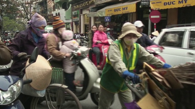 越南河内，繁忙的街道，人们骑着摩托车视频素材