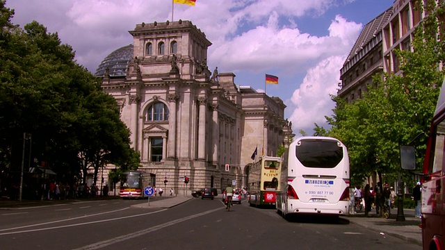 MS ZO WS Reichstag building(德国议会)，前景街道/柏林，德国视频素材