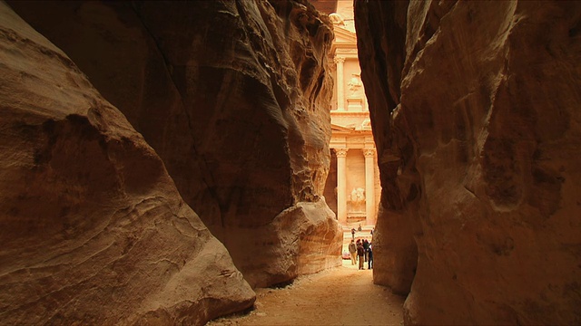 WS Al- siq，狭窄的峡谷，佩特拉古城入口，Al Khazneh(财政部)背景/约旦视频素材