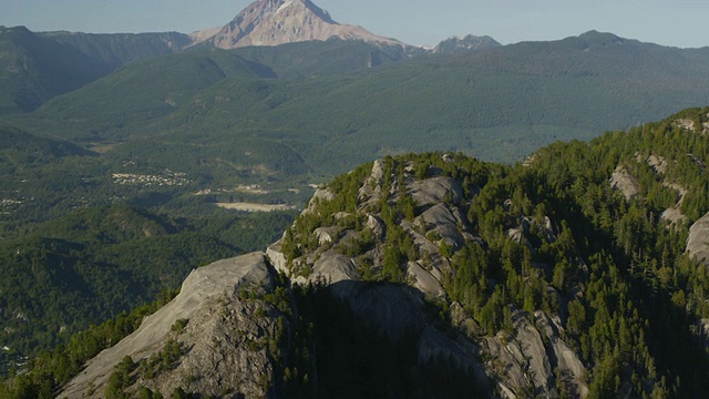 Stawamus Chief Provincial Park /不列颠哥伦比亚省，加拿大斯阔米什和山的鸟瞰图视频素材