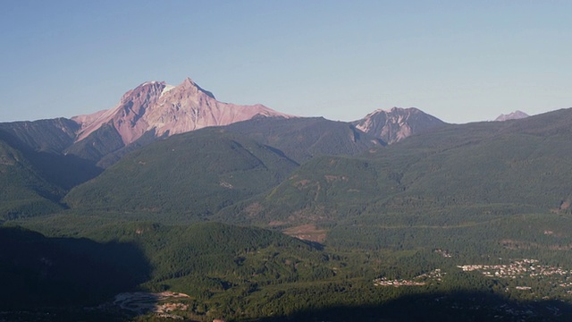 加里波第省公园的空中森林和山脉，斯阔米什河小镇景观/加拿大不列颠哥伦比亚省视频素材