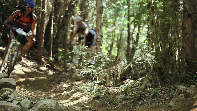 WS男人山地自行车通过森林/ Squamish/惠斯勒，不列颠哥伦比亚，加拿大视频素材