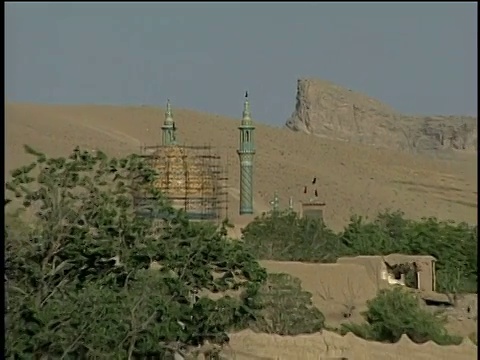 2000年2月1日WS ZO圆顶和尖塔与古代商队遗址在偏远的沙漠地区/ Mashad Ardehal，伊朗卡尚视频素材