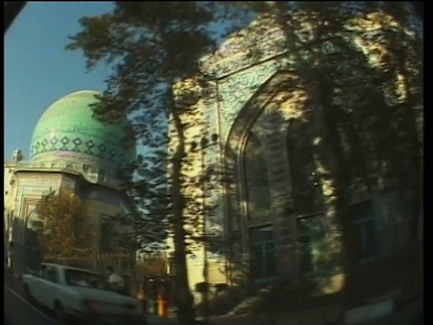 2000年4月1日MS PAN POV City street with mosque / Tehran，伊朗视频素材