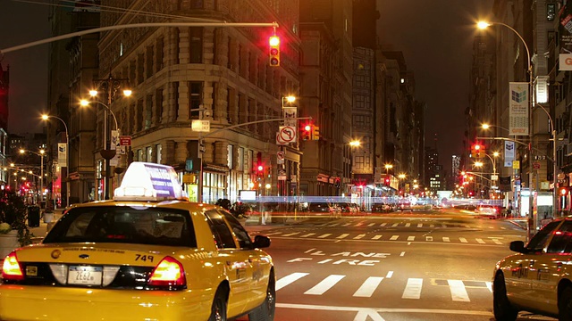 美国纽约，纽约市，flatiron building大街上的夜间交通视频素材