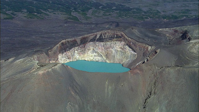 WS POV ZI鸟瞰图火山口湖/堪察加半岛，俄罗斯视频素材