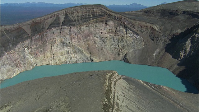 俄罗斯堪察加半岛，充满蓝水的火山坑视频素材