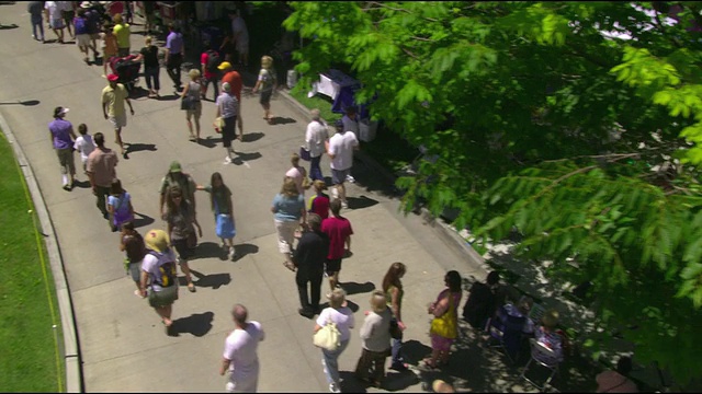 美国犹他州盐湖城跳蚤市场上的人们视频素材