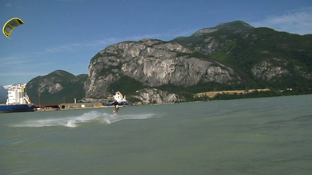 SLO MO WS TS Man风筝滑板在Howe Sound / Sea-to-Sky地区，加拿大不列颠哥伦比亚视频素材