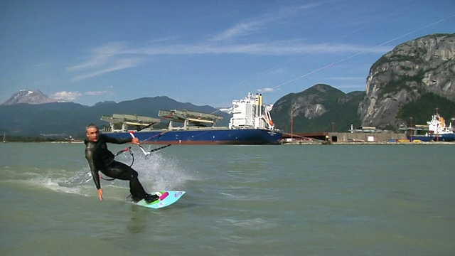 SLO MO WS TS Man风筝滑板在Howe Sound / Sea-to-Sky地区，加拿大不列颠哥伦比亚视频素材