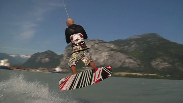 SLO MO WS TS Man风筝滑板在Howe Sound / Sea-to-Sky地区，加拿大不列颠哥伦比亚视频素材