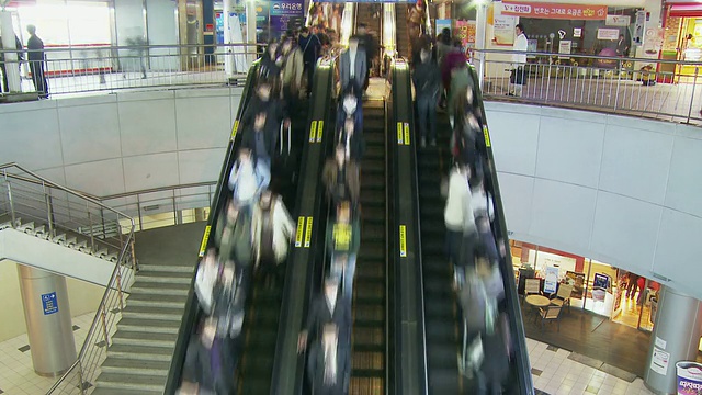 韩国首尔拥挤电梯的时间流逝视频素材