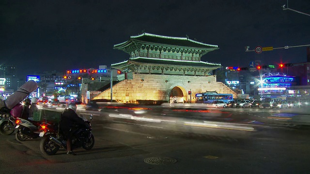 韩国首尔东大门的交通状况视频素材