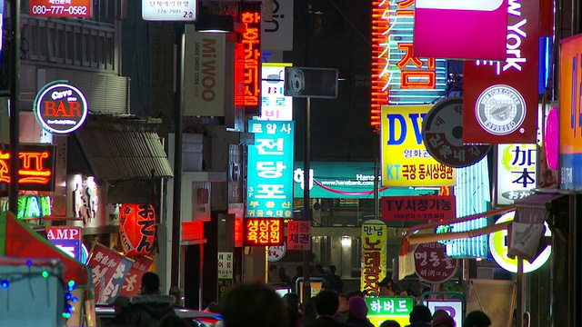 韩国首尔购物区的霓虹招牌视频素材