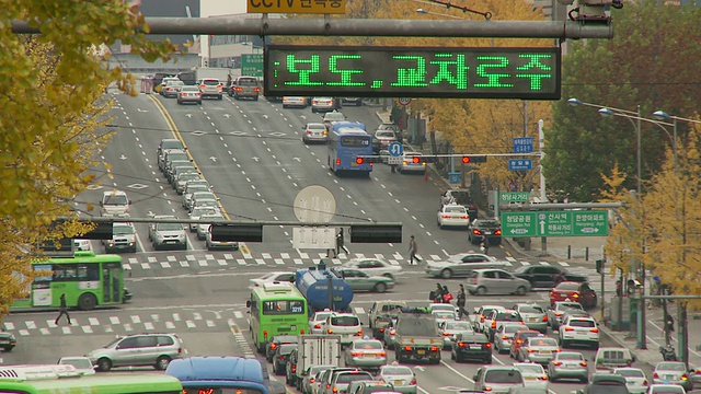 韩国首尔宽阔街道上繁忙的交通视频素材