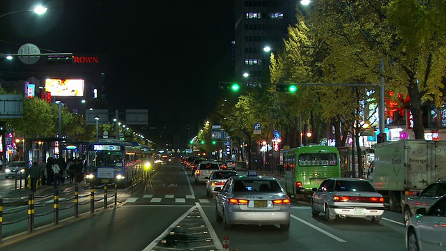 韩国首尔市内夜间交通状况视频素材