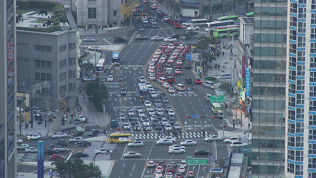 韩国首尔城市街道的高角度视图视频素材