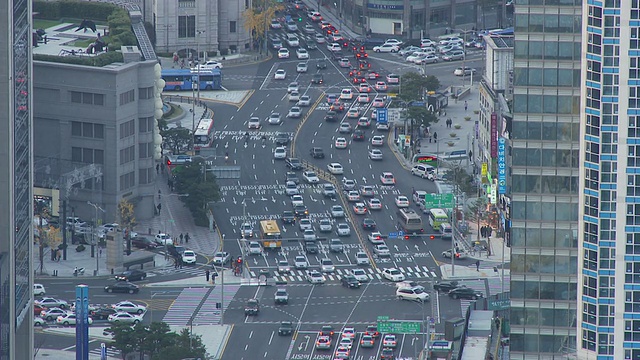 韩国首尔交通十字路口的高角度视图视频素材