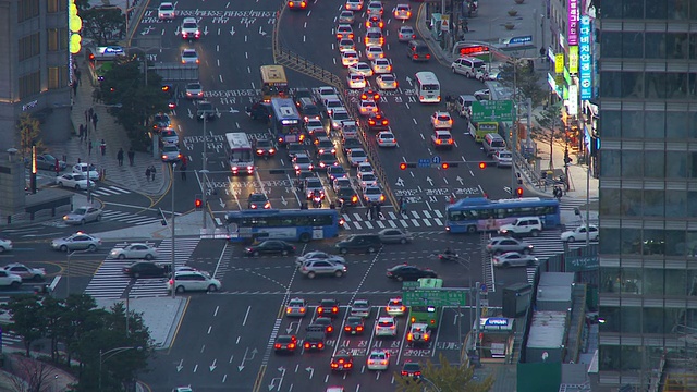 韩国首尔交通十字路口的高角度视图视频素材