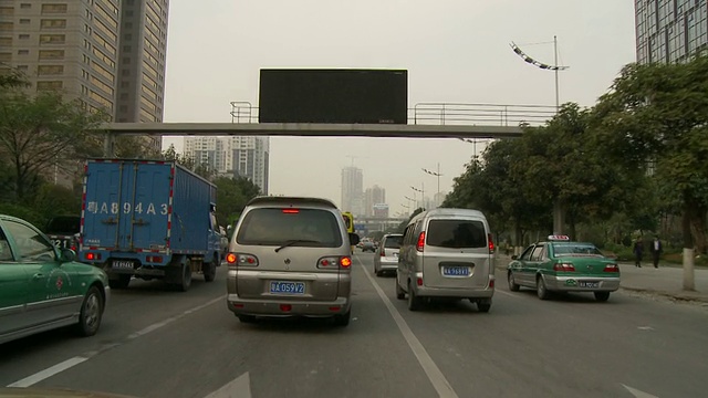 中国广州交通繁忙的汽车中的POV视频素材