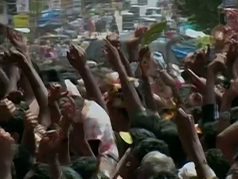 在印度喀拉拉邦的Thrissur Pooram大象节上，中景人群挥舞着粉丝和举起手臂视频素材