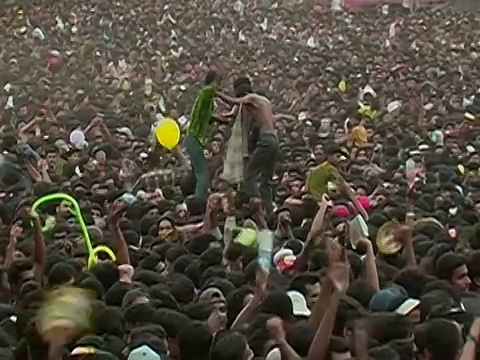 在Thrissur Pooram大象节/ Thrissur，喀拉拉邦，印度，男人站在人群之上的广角镜头视频下载