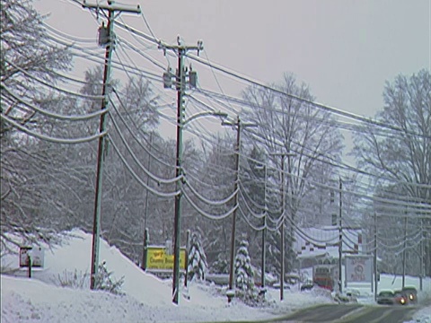 在雪天/佛蒙特州的乡村道路上的宽镜头交通视频素材