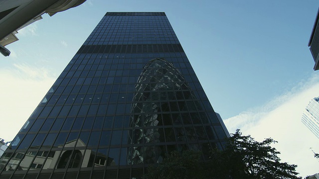 MS LA St Helen’s Tower with 30 St Mary Axe in glass /英国伦敦视频素材