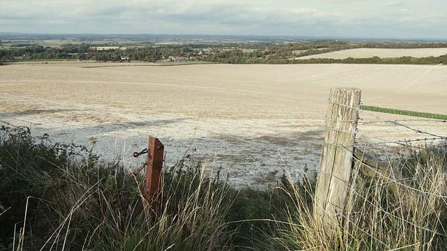 背景为村庄的休耕地/ Firle，东苏塞克斯，英国视频素材