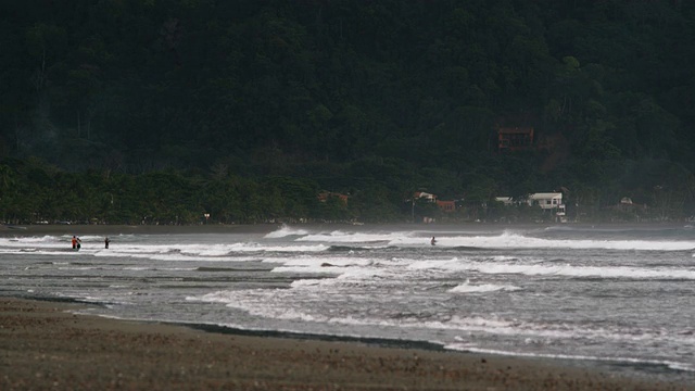 海浪冲击着哥斯达黎加僻静的海滩视频素材