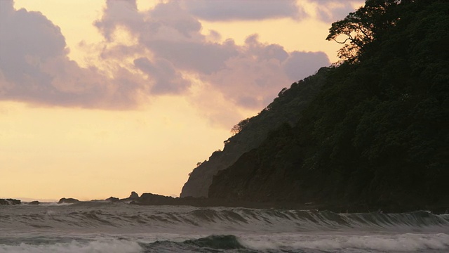 海浪冲击着哥斯达黎加僻静的海滩视频素材