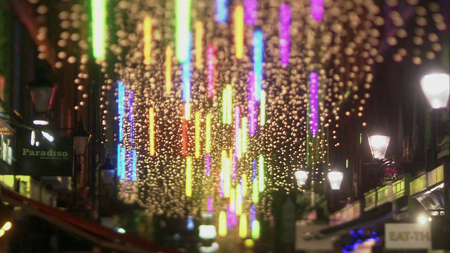 MS SELECTIVE FOCUS Christmas lights on street at night / Westminster, London, uk .英国伦敦视频素材