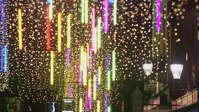 MS TD SELECTIVE FOCUS Christmas light over people walking down the city alley at night / Westminster, London, uk .英国伦敦视频素材