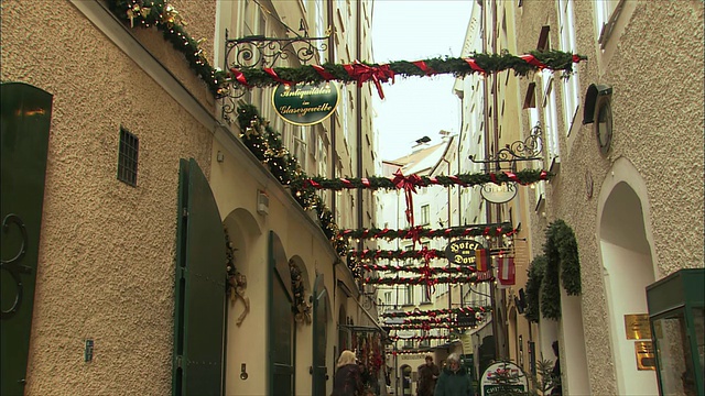 WS TD Getreidegasse at Christmas time /奥地利萨尔茨堡视频素材