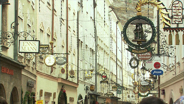 WS TD Getreidegasse at Christmas time /奥地利萨尔茨堡视频素材