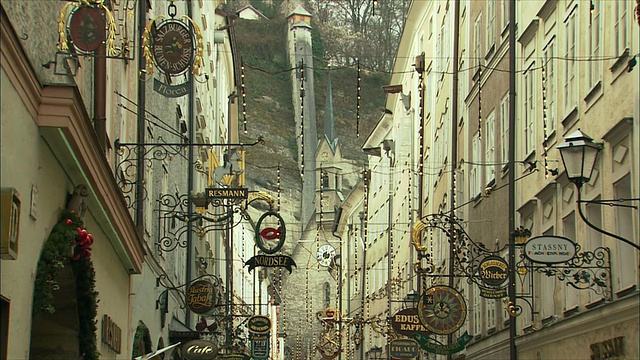 WS TD Getreidegasse at Christmas time /奥地利萨尔茨堡视频素材