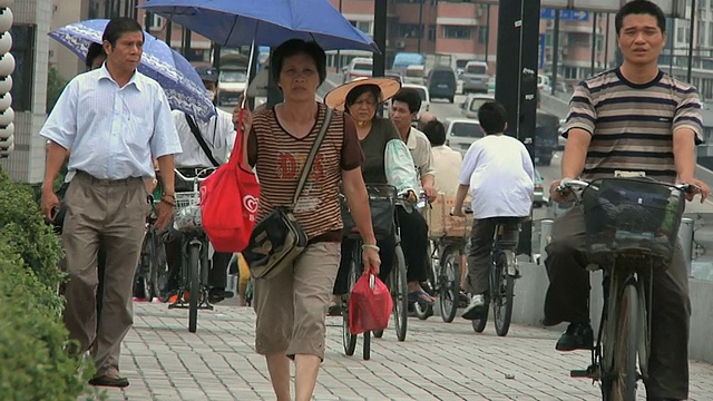 SLO MO MS People on人行天桥/广州，中国视频素材