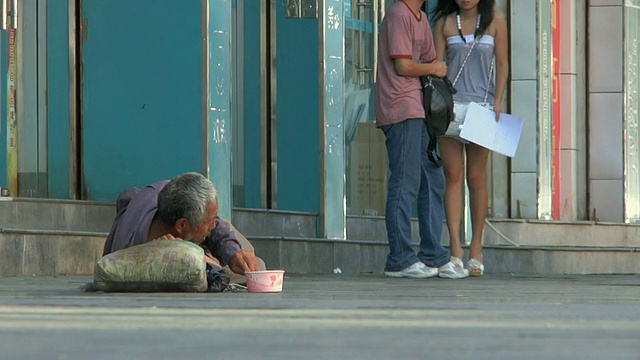 一名无家可归的男子躺在地上检查钱/浙江宁波视频素材