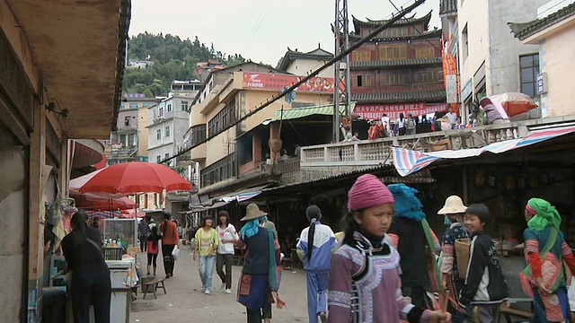 中国云南元阳的WS市场街上，妇女们穿着传统服饰行走视频素材