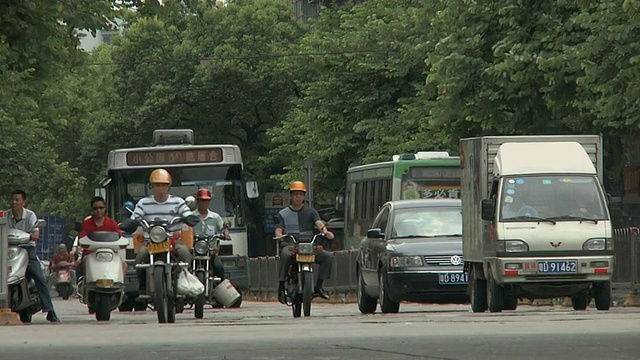 WS与汽车，公共汽车和摩托车交通的交叉口/汕头，广东，中国视频素材